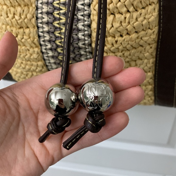 2-in-1 New York & Company Straw Convertable Bag - Picture 6 of 17